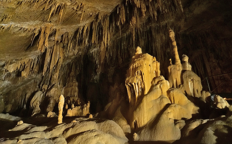 fotografía de estalagmitas en la cueva de mendukilo